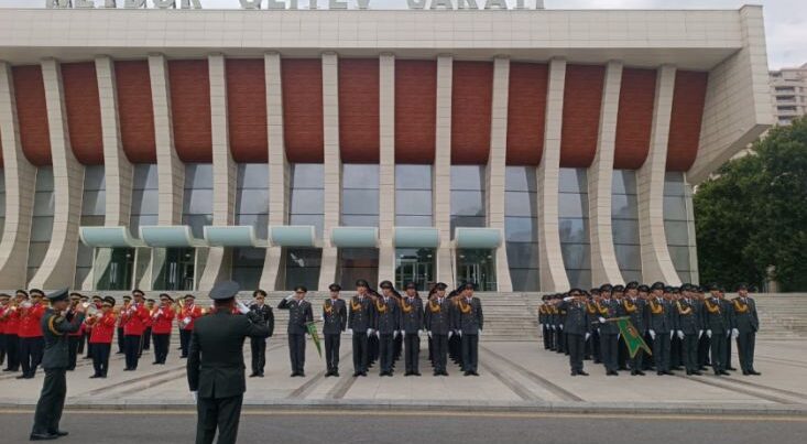 Paytaxtda hərbi orkestrlərin müşayiəti ilə yürüşlər başlayıb