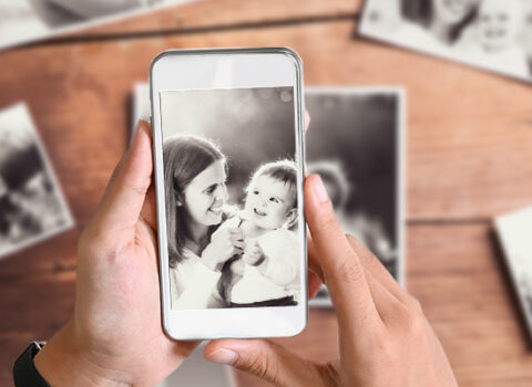 Telefonumuzun yaddaşını dolduran köhnə şəkilləri niyə silə bilmirik? – Psixoloji SƏBƏBLƏR