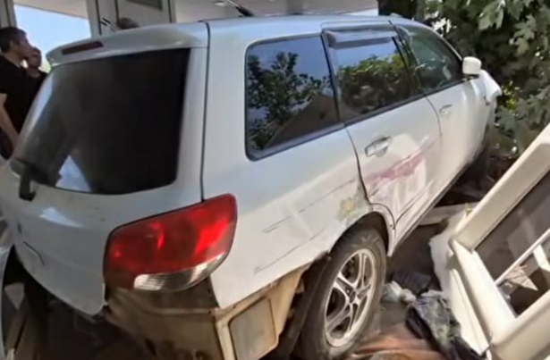 “Mitsubishi” yanacaqdoldurma məntəqəsinə çırpıldı – Yaralılar var