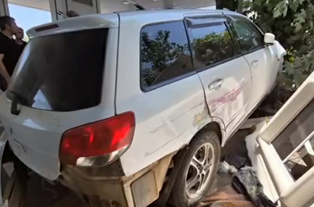 “Mitsubishi” yanacaqdoldurma məntəqəsinə çırpıldı – Yaralılar var