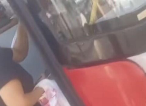 Bakıda avtobus sürücüsü ilə qadın sərnişin arasında mübahisə – Video