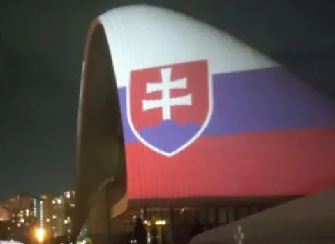 Heydər Əliyev Mərkəzi Slovakiya bayrağının rənglərinə büründü