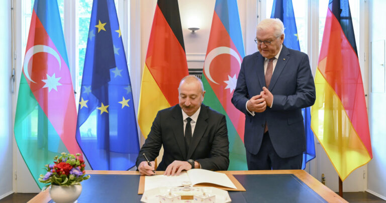 İlham Əliyev: Əminəm ki, bu gün imzalanmış sənədlər əlaqələrimizi yeni səviyyəyə qaldıracaq İlham Əliyev: Əminəm ki, bu gün imzalanmış sənədlər əlaqələrimizi yeni səviyyəyə qaldıracaq