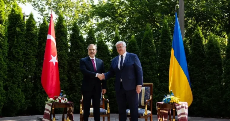 Hakan Fidan Sibiqa ilə Qara dənizin təhlükəsizliyini müzakirə etdi Hakan Fidan Sibiqa ilə Qara dənizin təhlükəsizliyini müzakirə etdi