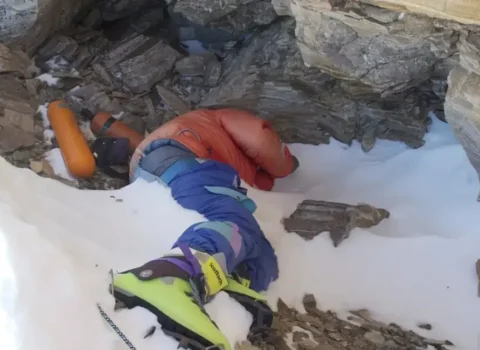 Everestdə alpinistin cəsədinin axtarışlarına yenidən başlanıldı