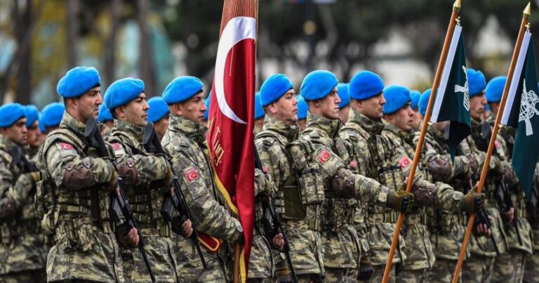 Ərdoğanı hərbi parad zamanı öldürmək istəyiblər Ərdoğanı hərbi parad zamanı öldürmək istəyiblər