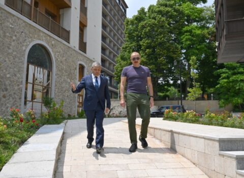 Prezident Şuşanın Qarabağ küçəsində həyata keçirilmiş işlərlə tanış olub