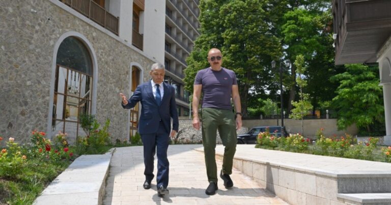 Prezident Şuşanın Qarabağ küçəsində həyata keçirilmiş işlərlə tanış olub