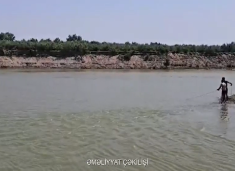Araz çayında batmaq üzrə olan gənc xilas edildi – VİDEO