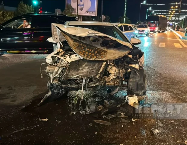Sumqayıtda üç avtomobil toqquşub, xəsarət alanlar var