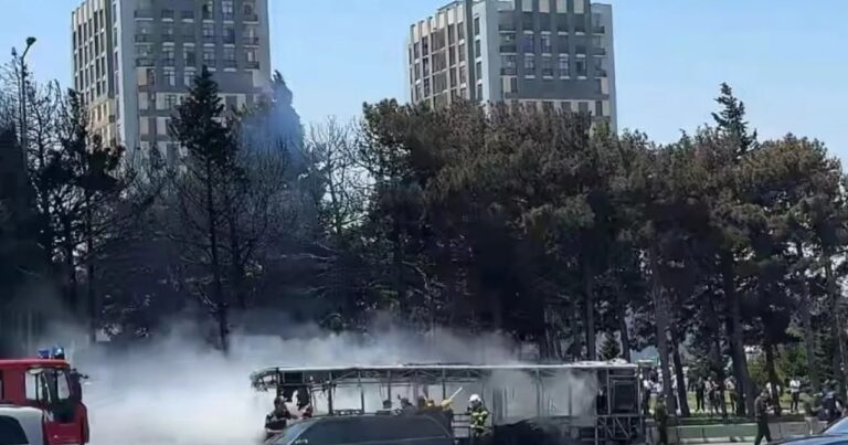 Bakıda avtovağzalın yaxınlığında avtobus yanıb – VİDEO
