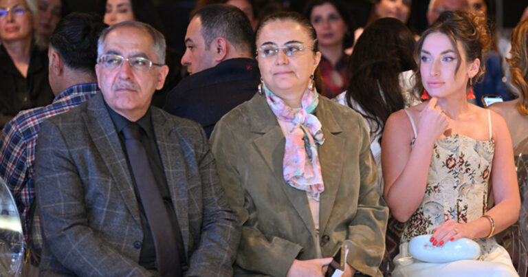 Alena Əliyeva moda nümayişini izlədi – FOTOLAR