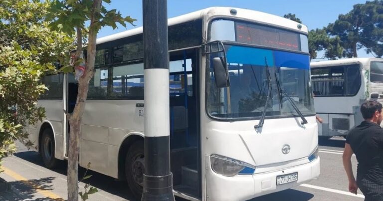 Bakıda nasaz avtobus qəza şəraiti yaratdı, sürücü sərnişinləri təhqir etdi – VİDEO
