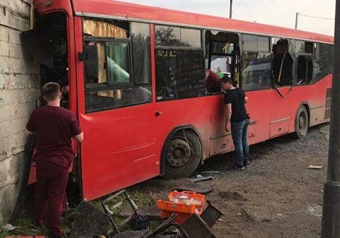 Bakıda yük maşını sərnişin avtobusu ilə toqquşdu – Video