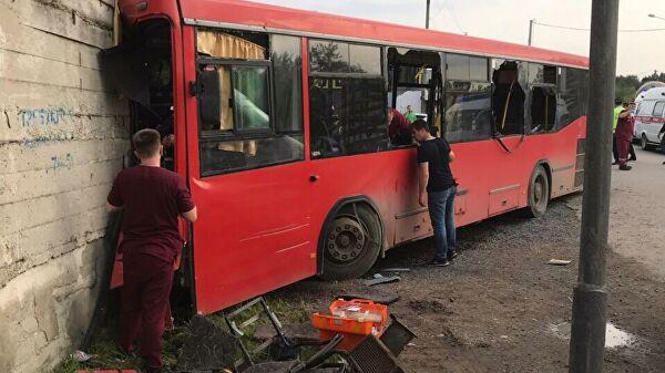 Bakıda yük maşını sərnişin avtobusu ilə toqquşdu – Video
