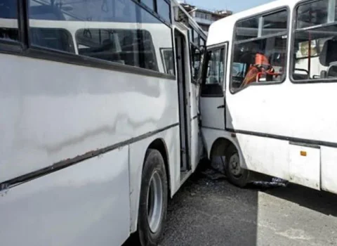 Binədə iki avtobus toqquşdu: 22 nəfər xəsarət aldı