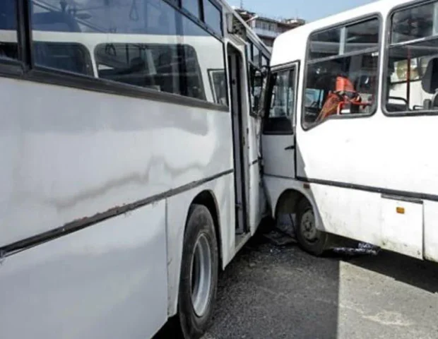 Binədə iki avtobus toqquşdu: 22 nəfər xəsarət aldı