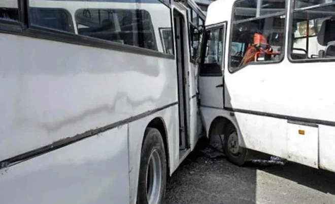 Binədə iki avtobus toqquşdu: 22 nəfər xəsarət aldı