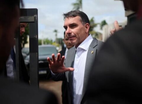 Braziliya prezidenti vəzifəsinə namizəd qadınlara pulsuz smartfon vəd etdi