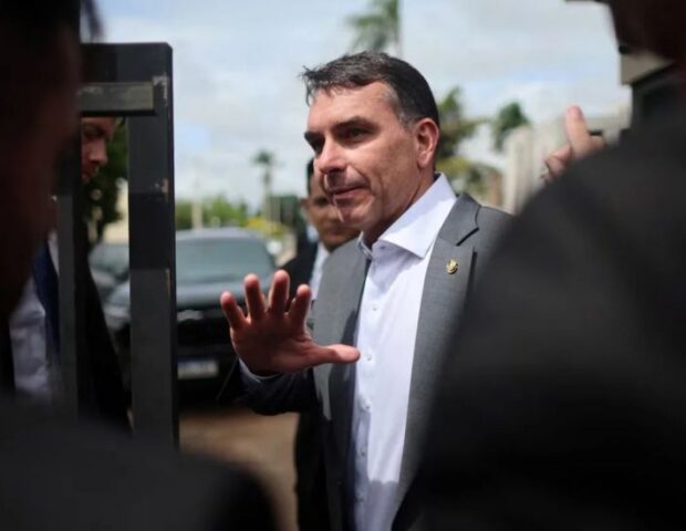Braziliya prezidenti vəzifəsinə namizəd qadınlara pulsuz smartfon vəd etdi