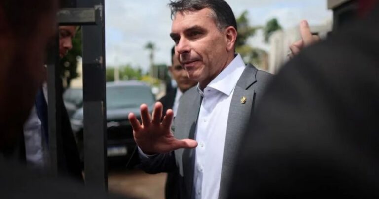 Braziliya prezidenti vəzifəsinə namizəd qadınlara pulsuz smartfon vəd etdi