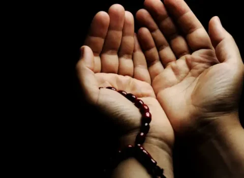 Pulla salavat oxutmaq haramdır? – İlahiyyatçı mübahisələrə aydınlıq gətirdi