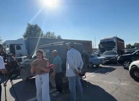 İrəvanda etirazlar başladı: Azərbaycanla sərhəd ərazidə yolu bağladılar