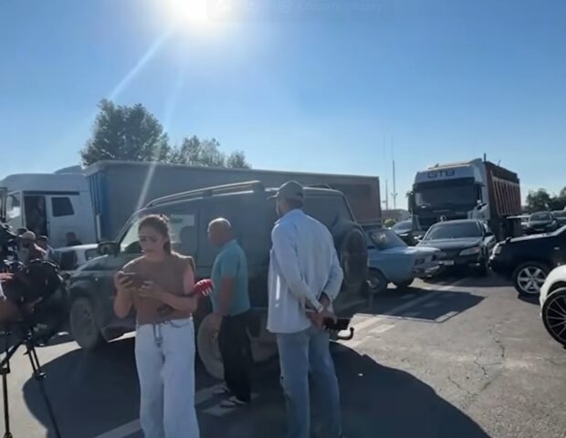 İrəvanda etirazlar başladı: Azərbaycanla sərhəd ərazidə yolu bağladılar