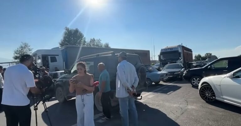 İrəvanda etirazlar başladı: Azərbaycanla sərhəd ərazidə yolu bağladılar