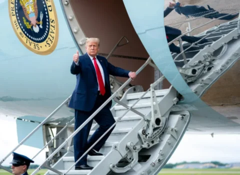 ABŞ-də hava limanına Donald Trampın adı verildi
