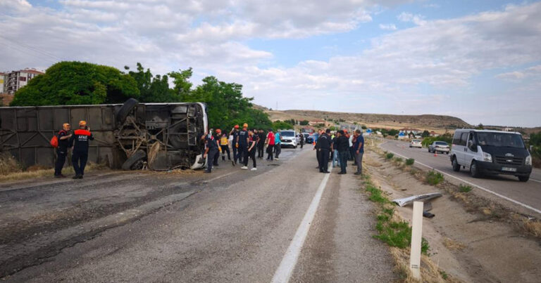 Sərnişin avtobusu aşdı – 41 yaralı Sərnişin avtobusu aşdı – 41 yaralı
