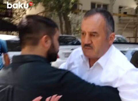 Klinika rəhbəri jurnalistlərə hücum etdi: Televiziyanın əməkdaşına xəsarət yetirdi – VİDEO