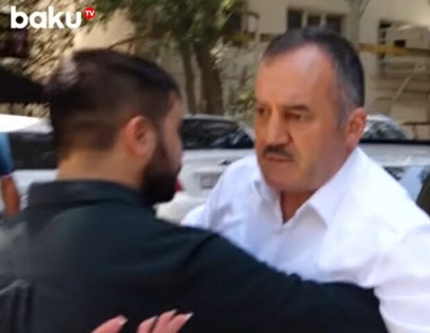 Klinika rəhbəri jurnalistlərə hücum etdi: Televiziyanın əməkdaşına xəsarət yetirdi – VİDEO