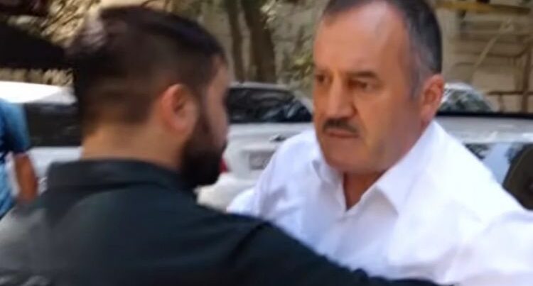 Klinika rəhbəri jurnalistlərə hücum etdi: Televiziyanın əməkdaşına xəsarət yetirdi – VİDEO