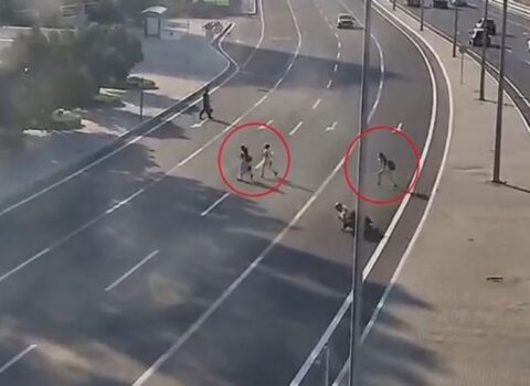 Piyadaları vurmamaq üçün manevr edən motosiklet sürücüsü yaralandı