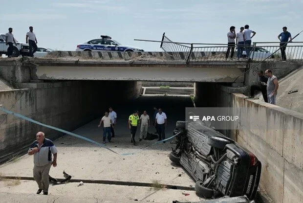 “Mersedes” körpüdən aşdı, keçidə düşdü – Xəsarət alanlar var – VİDEO