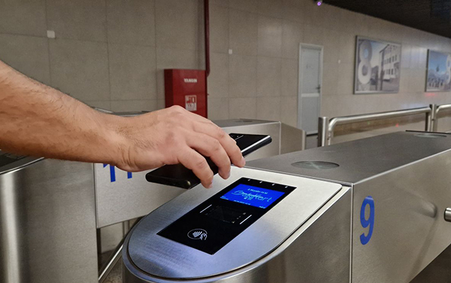 Metroda NFC ilə keçiddə problem yarandı Metroda NFC ilə keçiddə problem yarandı