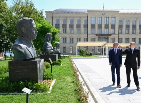 Prezidentlər işğal dövründə güllələnmiş büstlərə baxdılar