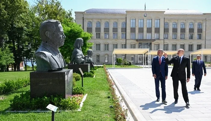 Prezidentlər işğal dövründə güllələnmiş büstlərə baxdılar Prezidentlər işğal dövründə güllələnmiş büstlərə baxdılar