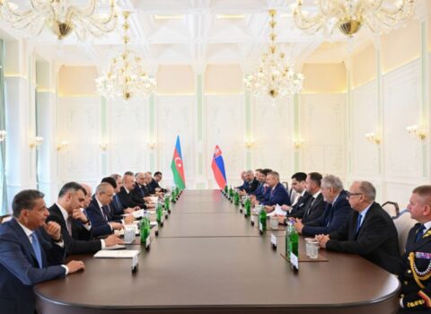 Prezident İlham Əliyevin Şuşada Slovakiya Prezidenti ilə geniş tərkibdə görüşü oldu
