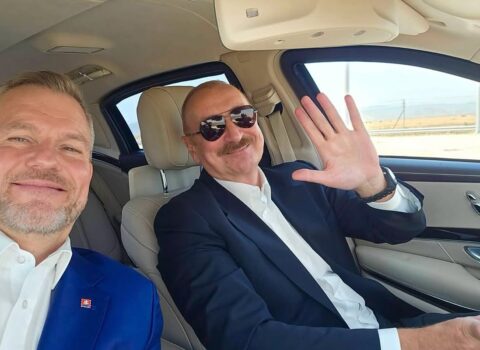 Prezidentin maşınında selfi çəkdi – FOTO
