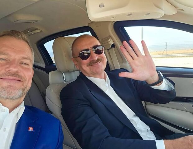 Prezidentin maşınında selfi çəkdi – FOTO