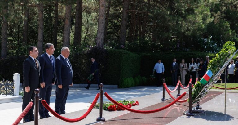 22 iyul – Milli Mətbuat Günü ilə əlaqədar Fəxri xiyaban ziyarət edilib – FOTO