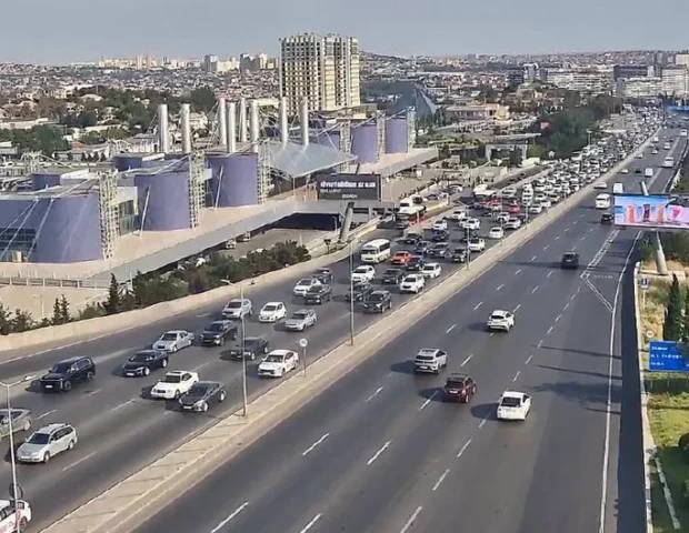 Bakıda üç istiqamətdə nəqliyyatın sıxlığı yaranıb
