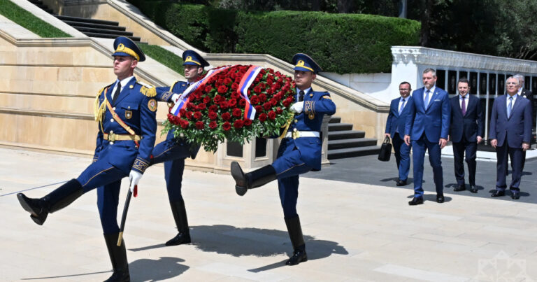 Slovakiya Prezidenti Bakıda şəhidlərin xatirəsini anıb