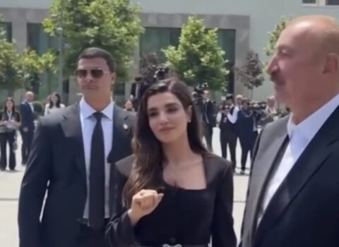 Şuşa Media Forumunda Prezidentin yanında diqqətçəkən xanım kimdir? – FOTOLAR