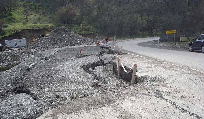 Bakı-Şamaxı yolunun bir hissəsi çökdü – Video