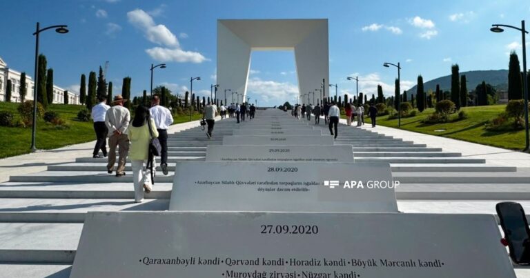 Forum iştirakçıları Xankəndidəki Zəfər parkında – FOTOLAR