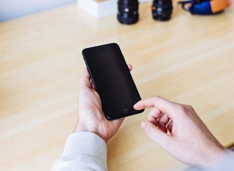Telefon əlindən düşmürsə… – Sosial media tələsi haqqında DETALLAR