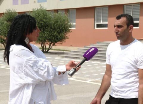 Xəbər vermədən övladını sinifdə saxladılar – Video